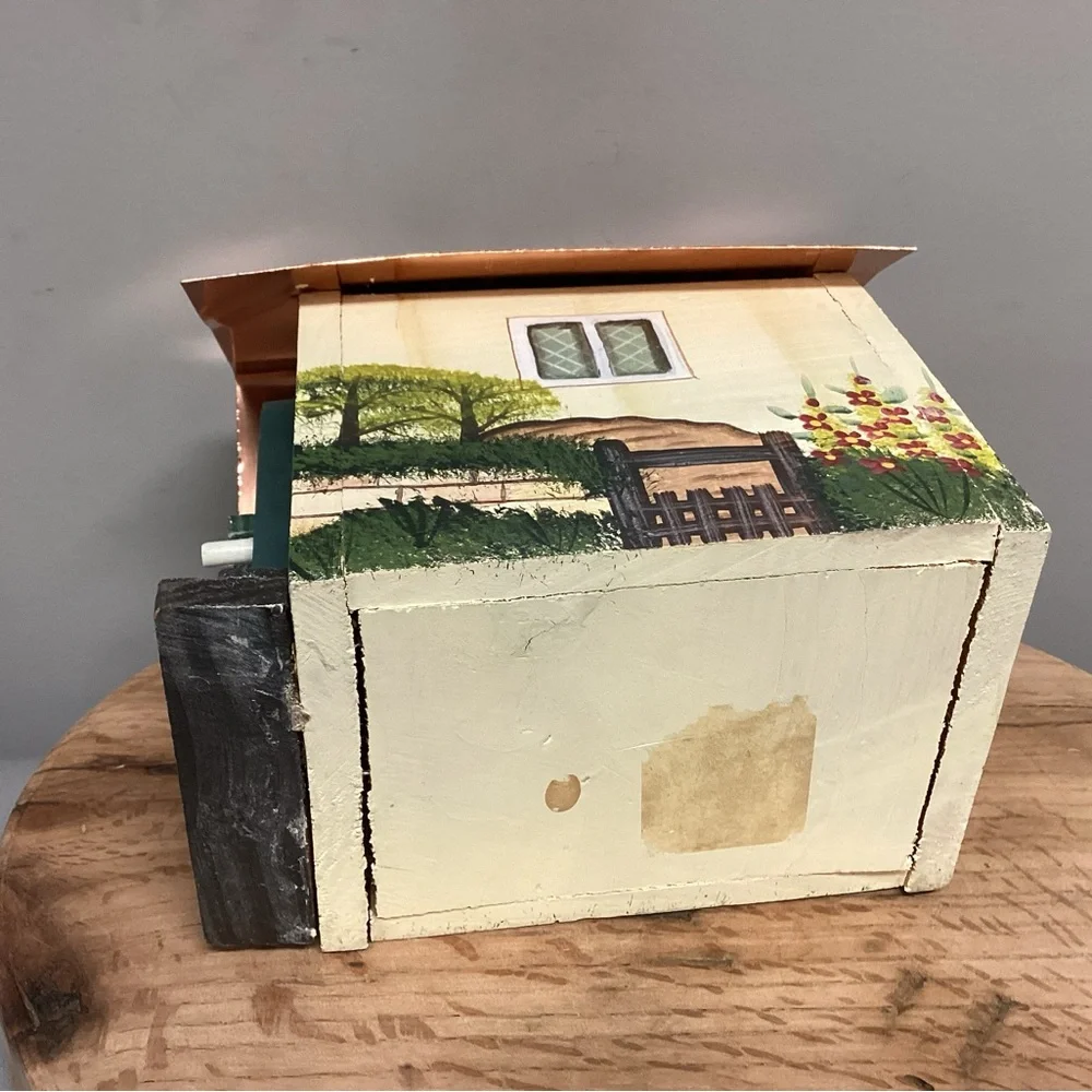 🟡 Hand Painted - Copper Roofed - Birdhouse - Excellent Condition - Unique Design - Picture 6 of 13